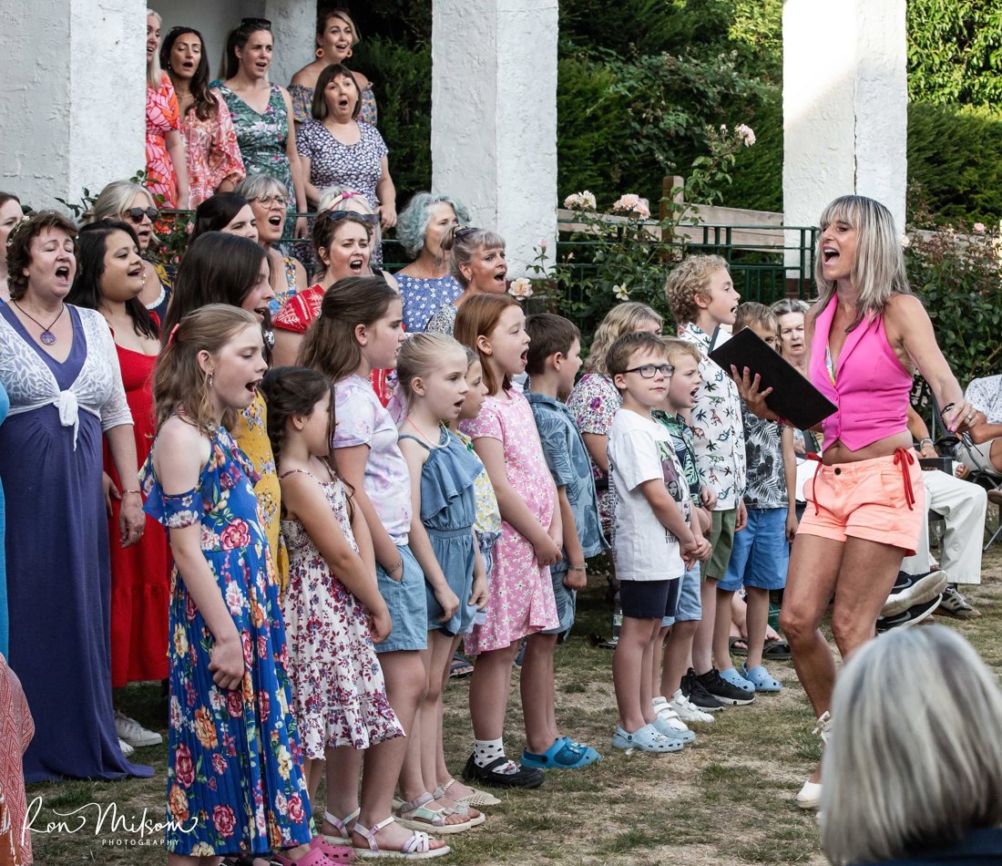 Everyvoice choirs come together to entertain the crowds at the Cheltenham Lido